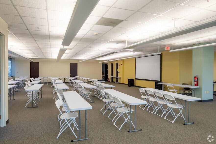 655 Engineering Dr, Peachtree Corners, GA à louer - Photo du bâtiment - Image 2 de 18