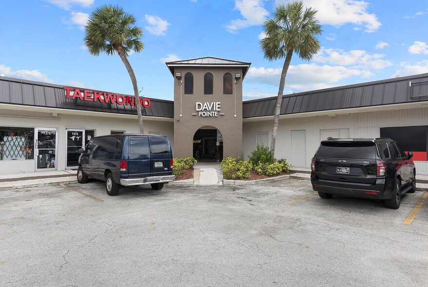 7331-7399 Davie Rd, Davie, FL for lease - Building Photo - Image 2 of 14