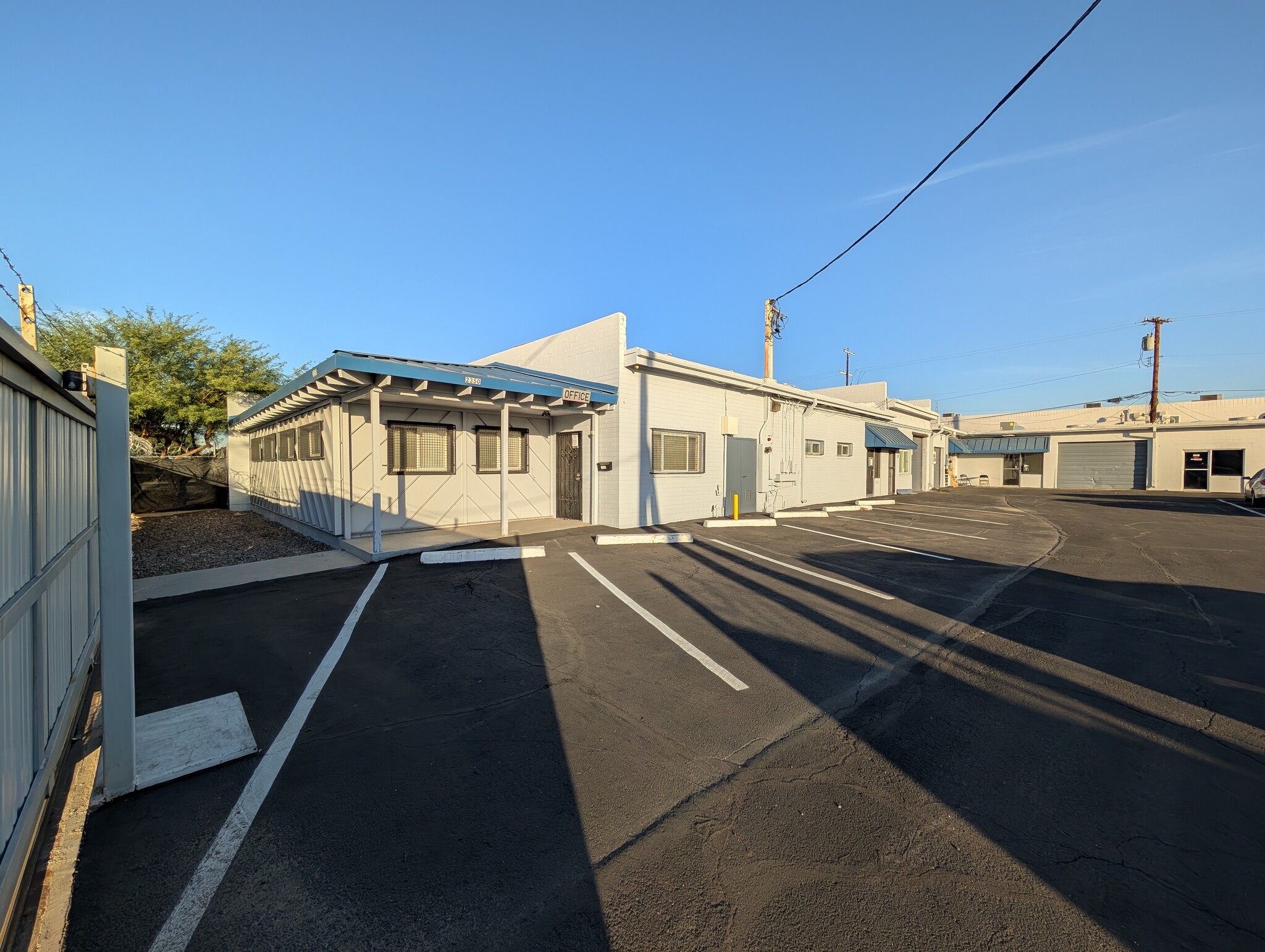 2350 W Holly St, Phoenix, AZ for lease Primary Photo- Image 1 of 4