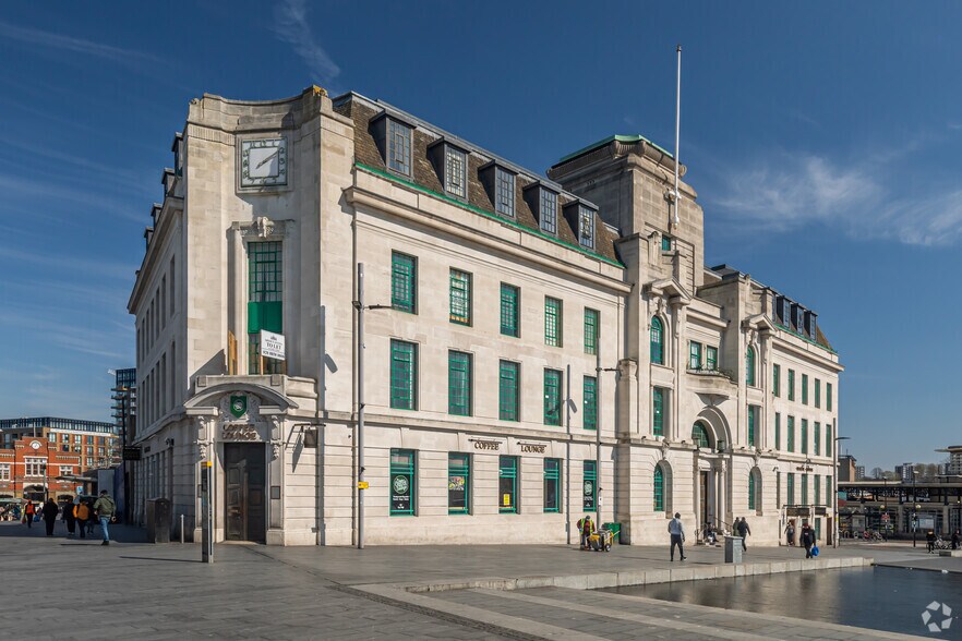 General Gordon Pl, Londres à louer - Photo du bâtiment - Image 2 de 21