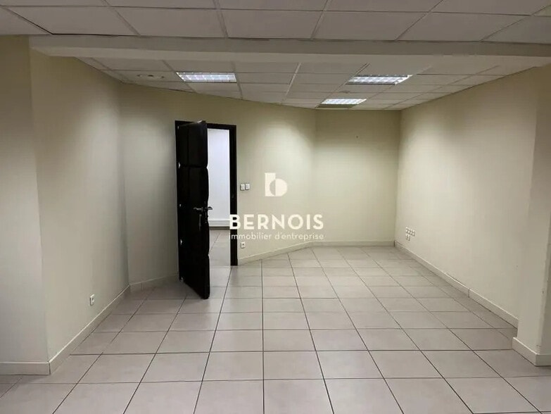 Office in Toulon for lease - Building Photo - Image 2 of 14
