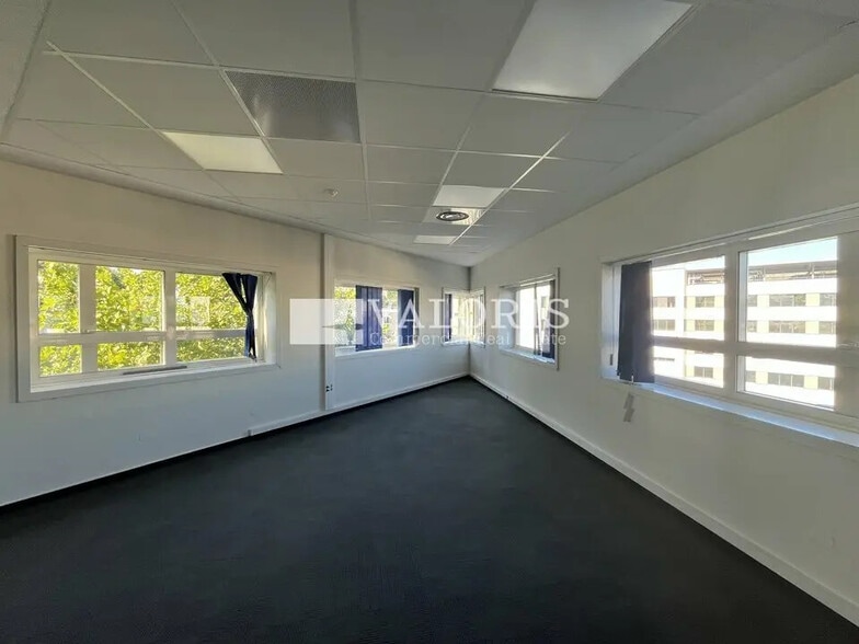 Office in Lyon for lease - Building Photo - Image 2 of 7