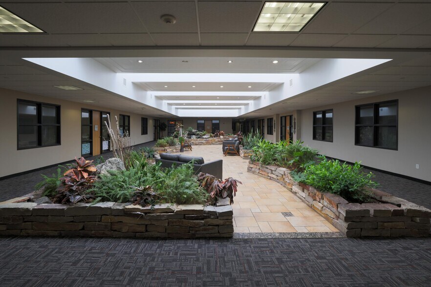 9220 Bass Lake Rd, New Hope, MN à louer - Photo du bâtiment - Image 3 de 40