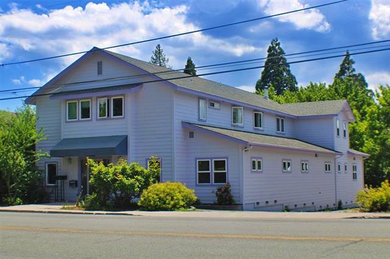 725 Pine St, Mount Shasta, CA à vendre Photo du b timent- Image 1 de 16