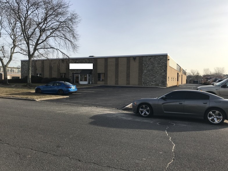 70 Mall Dr, Commack, NY for lease - Primary Photo - Image 1 of 5