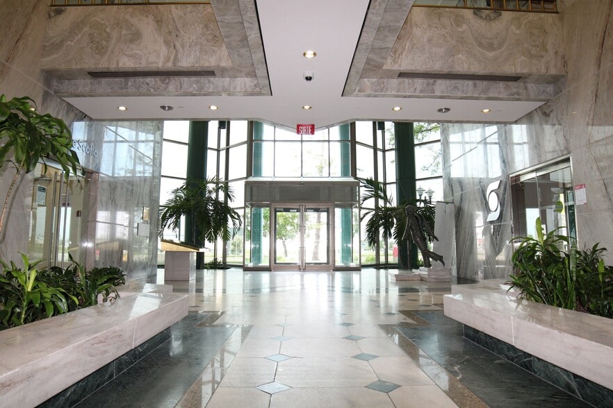 7400 Boul des Galeries-d'Anjou, Montréal, QC for lease - Building Photo - Image 2 of 8