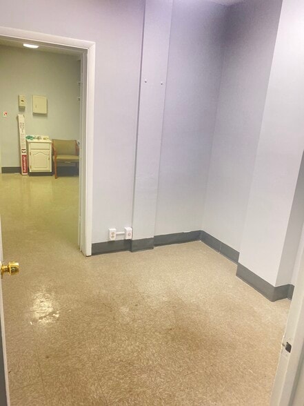 3601 Greenway, Baltimore, MD for sale - Interior Photo - Image 2 of 15