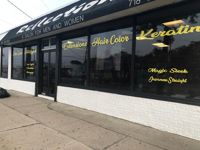 Plus de détails pour 26710 Hillside Ave, Glen Oaks, NY - Commerce de détail à vendre