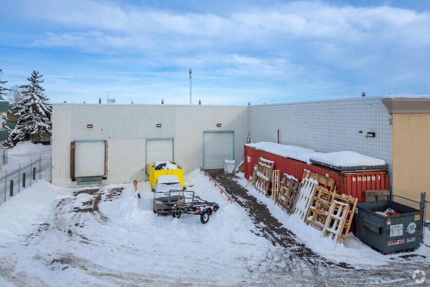 3605 32nd St NE, Calgary, AB à louer - Photo du bâtiment - Image 3 de 4