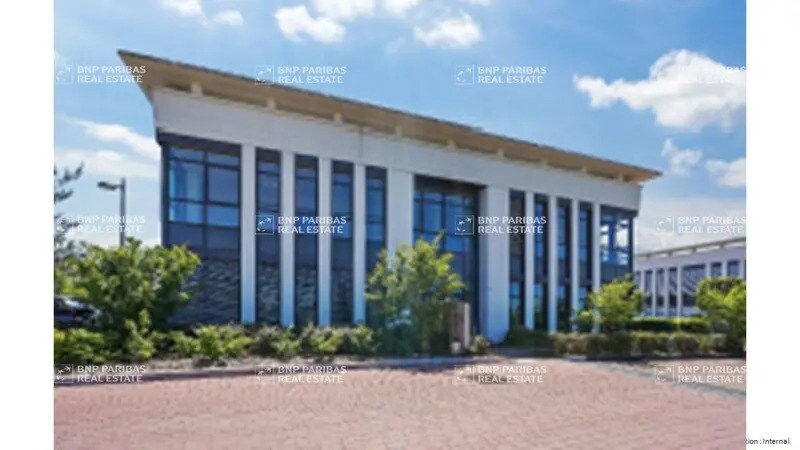 Office in Élancourt for lease - Building Photo - Image 2 of 10