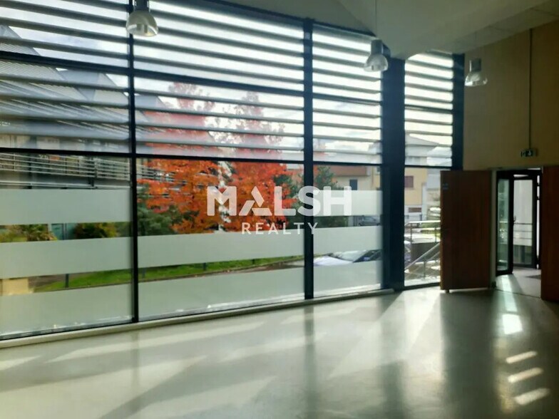 Office in Lyon for lease - Building Photo - Image 2 of 8