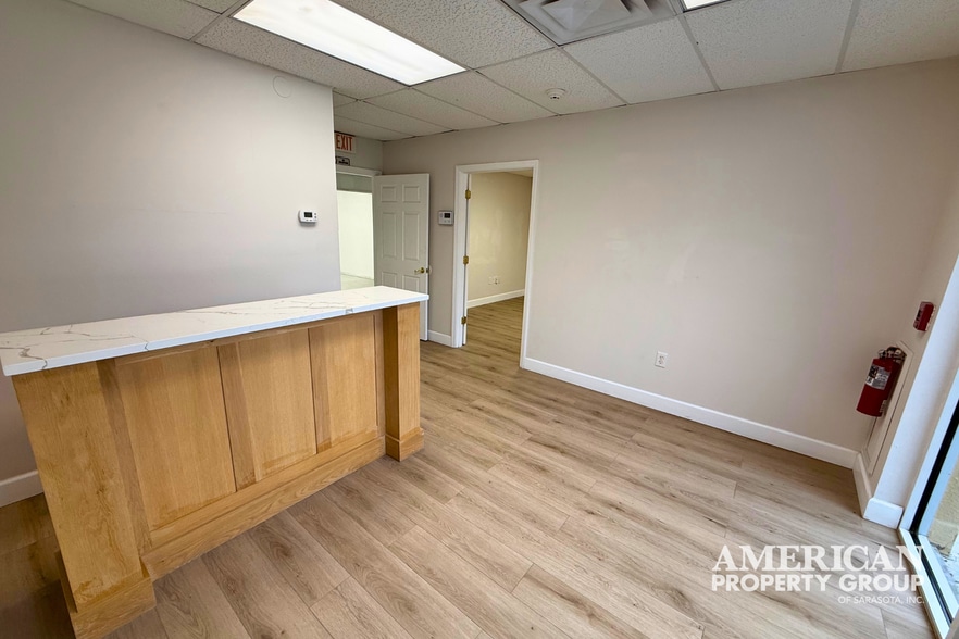 7610-7630 Matoaka Rd, Sarasota, FL for lease - Building Photo - Image 3 of 15
