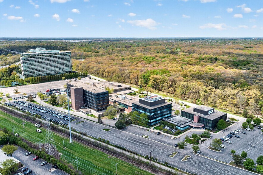 9933 Woods Dr, Skokie, IL à louer - Photo du bâtiment - Image 2 de 14