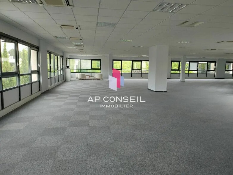 Office in Guyancourt for lease - Building Photo - Image 1 of 9