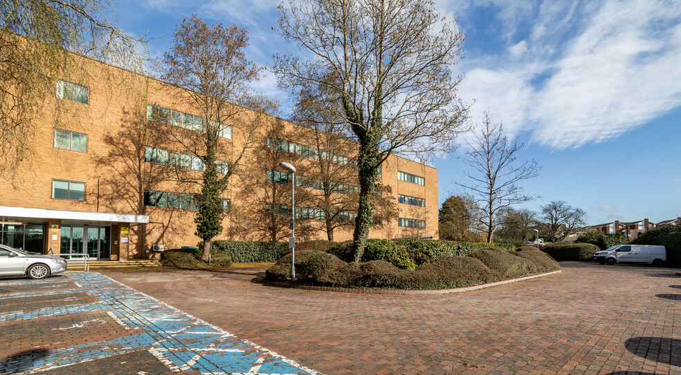 Manton Ln, Bedford à louer - Photo du bâtiment - Image 1 de 12