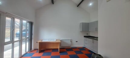 Old Linslade Rd, Leighton Buzzard for lease Interior Photo- Image 2 of 3