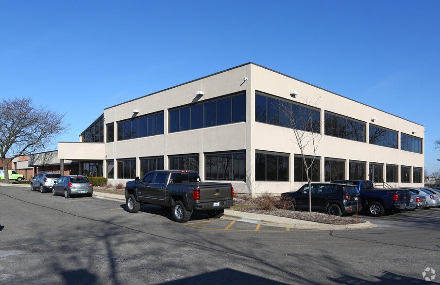 220 W Campus Dr, Arlington Heights, IL for lease - Building Photo - Image 2 of 6