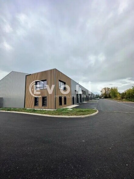 225 Avenue Des Marronniers, Bourgoin-Jallieu à louer - Photo du bâtiment - Image 2 de 21