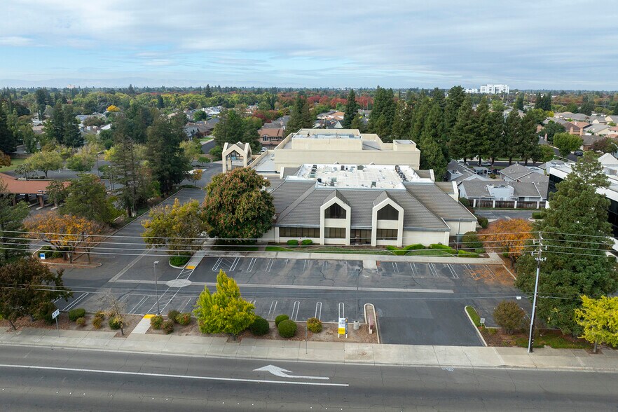 1421 Oakdale Rd, Modesto, CA à louer - Photo du bâtiment - Image 2 de 7