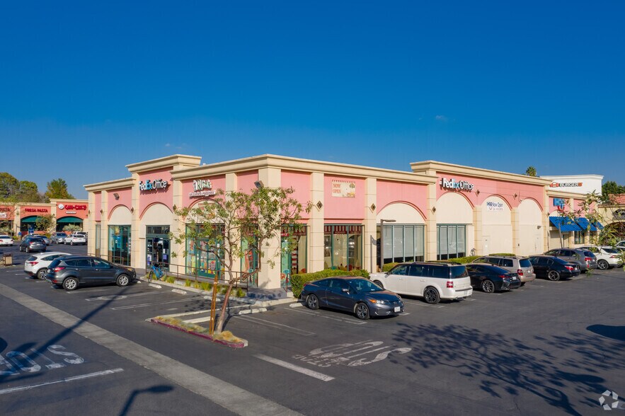 8940-9080 Tampa Ave, Northridge, CA à louer - Photo du bâtiment - Image 2 de 22