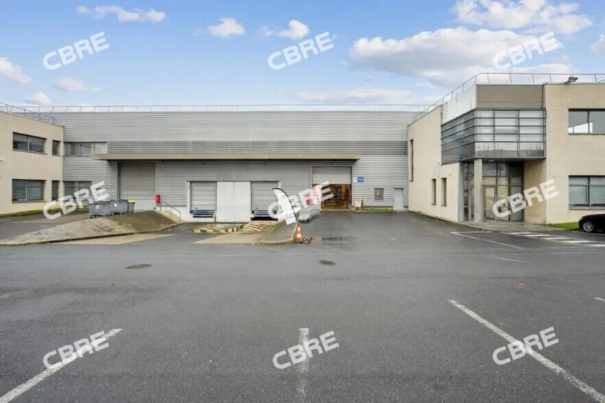 Office in Gennevilliers for lease - Building Photo - Image 1 of 5
