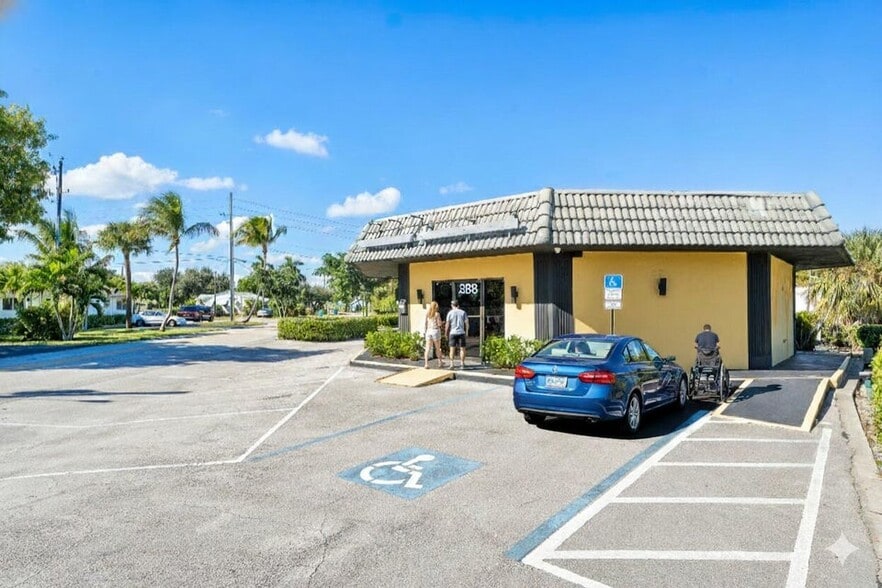 888 East Coast Ave, Lantana, FL for sale - Building Photo - Image 2 of 10