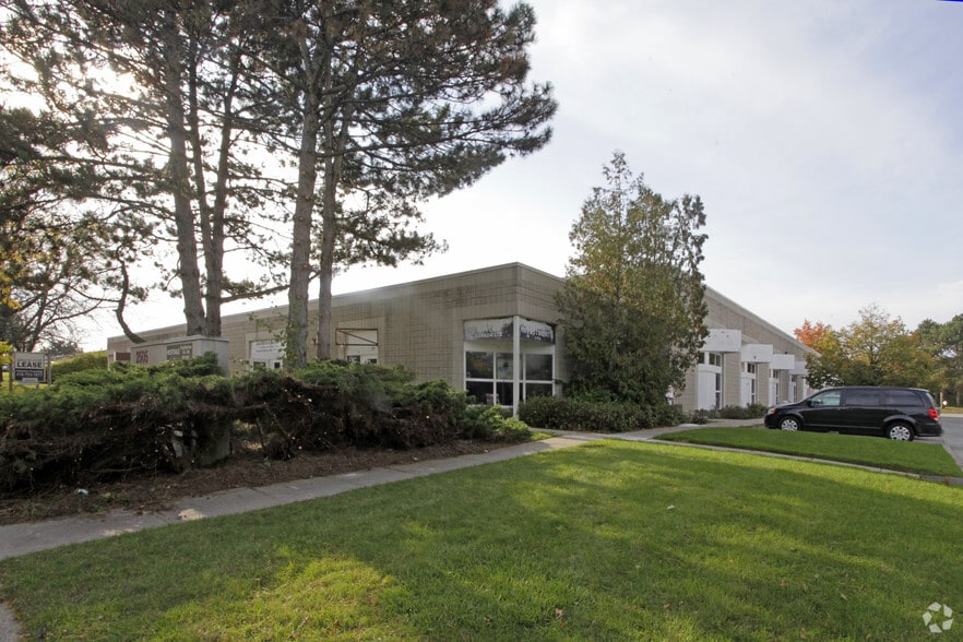 2505 Dunwin Dr, Mississauga, ON for lease - Building Photo - Image 3 of 13