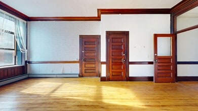 42 W Main St, Riverhead, NY à louer Photo intérieure- Image 2 de 7