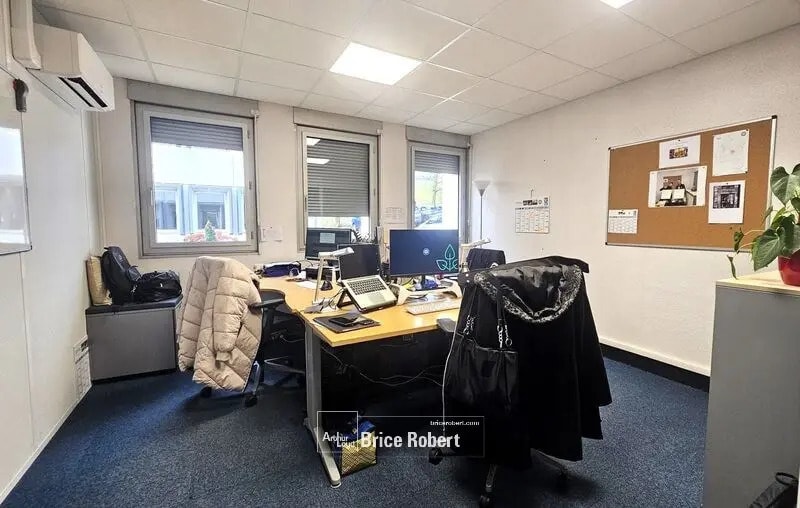 Bureau dans Écully à louer - Photo du bâtiment - Image 2 de 3