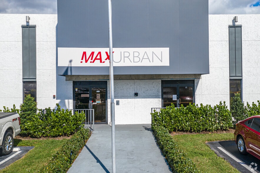 2901 Gateway Dr, Pompano Beach, FL for lease - Building Photo - Image 3 of 7