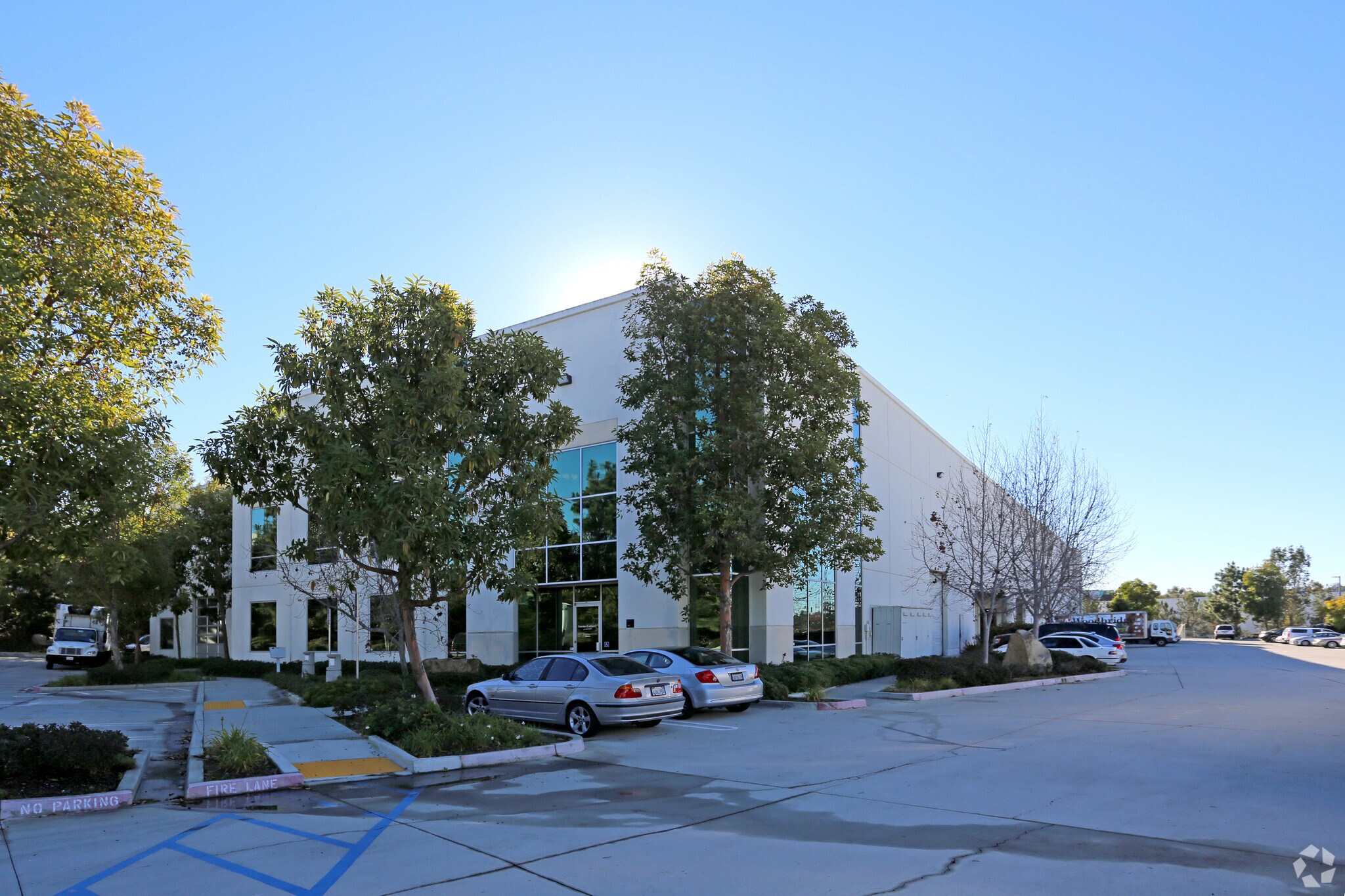 1389 Park Center Dr, Vista, CA à louer Photo principale- Image 1 de 2