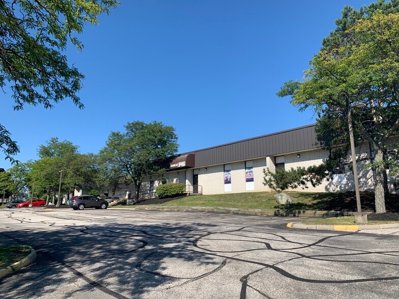 24000 Mercantile Rd, Beachwood, OH à louer - Photo du bâtiment - Image 2 de 2
