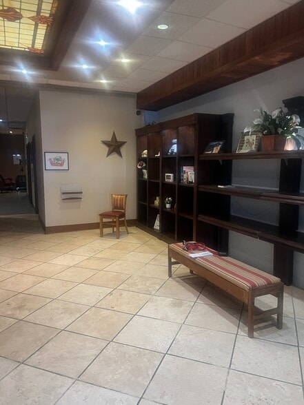 910 Race St, Cincinnati, OH for lease - Interior Photo - Image 2 of 8
