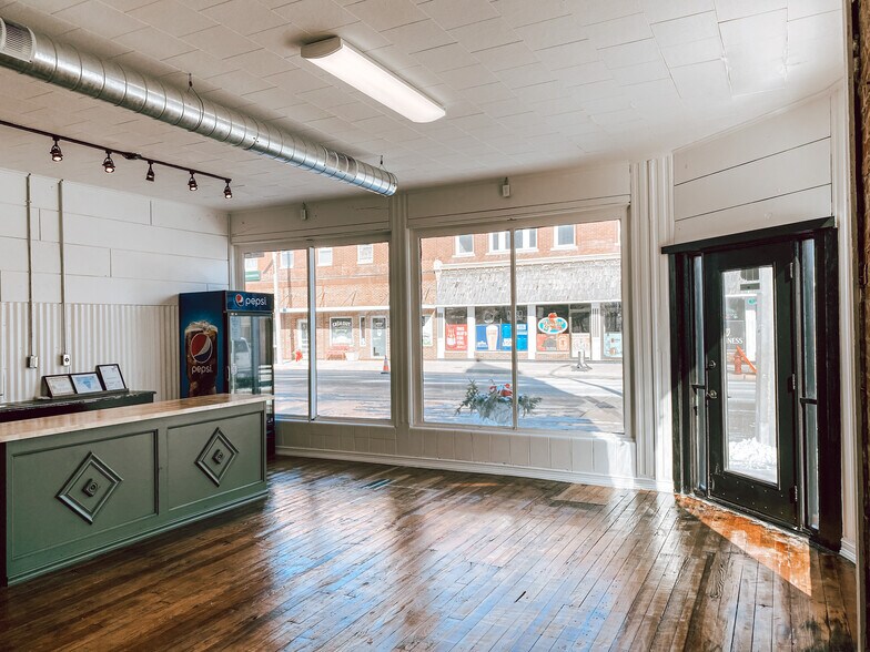 200 W Main St, Staunton, IL à louer - Photo du bâtiment - Image 3 de 6