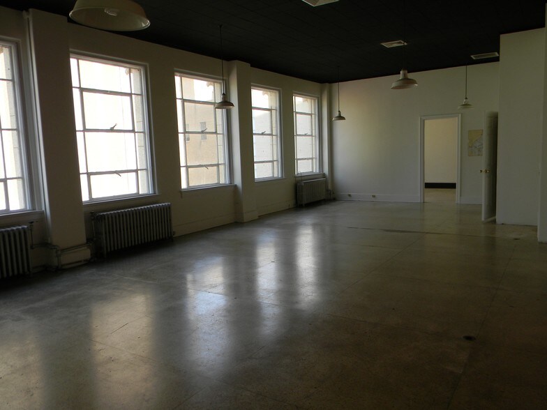 819 Lee St, Charleston, WV à louer - Photo intérieure - Image 3 de 3