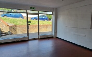 Winchester Av, Exeter for lease Interior Photo- Image 1 of 5