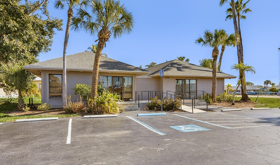 16680 Mcgregor Blvd, Fort Myers, FL à louer - Photo du bâtiment - Image 3 de 10