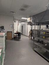 S74W17086 Janesville Rd, Muskego, WI à louer Photo intérieure- Image 2 de 17