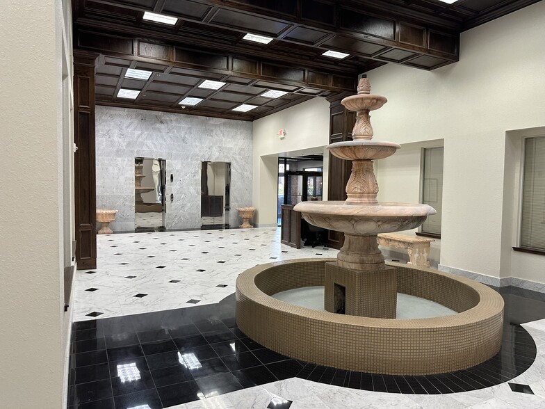 400 N Walker Ave, Oklahoma City, OK for lease - Interior Photo - Image 2 of 12