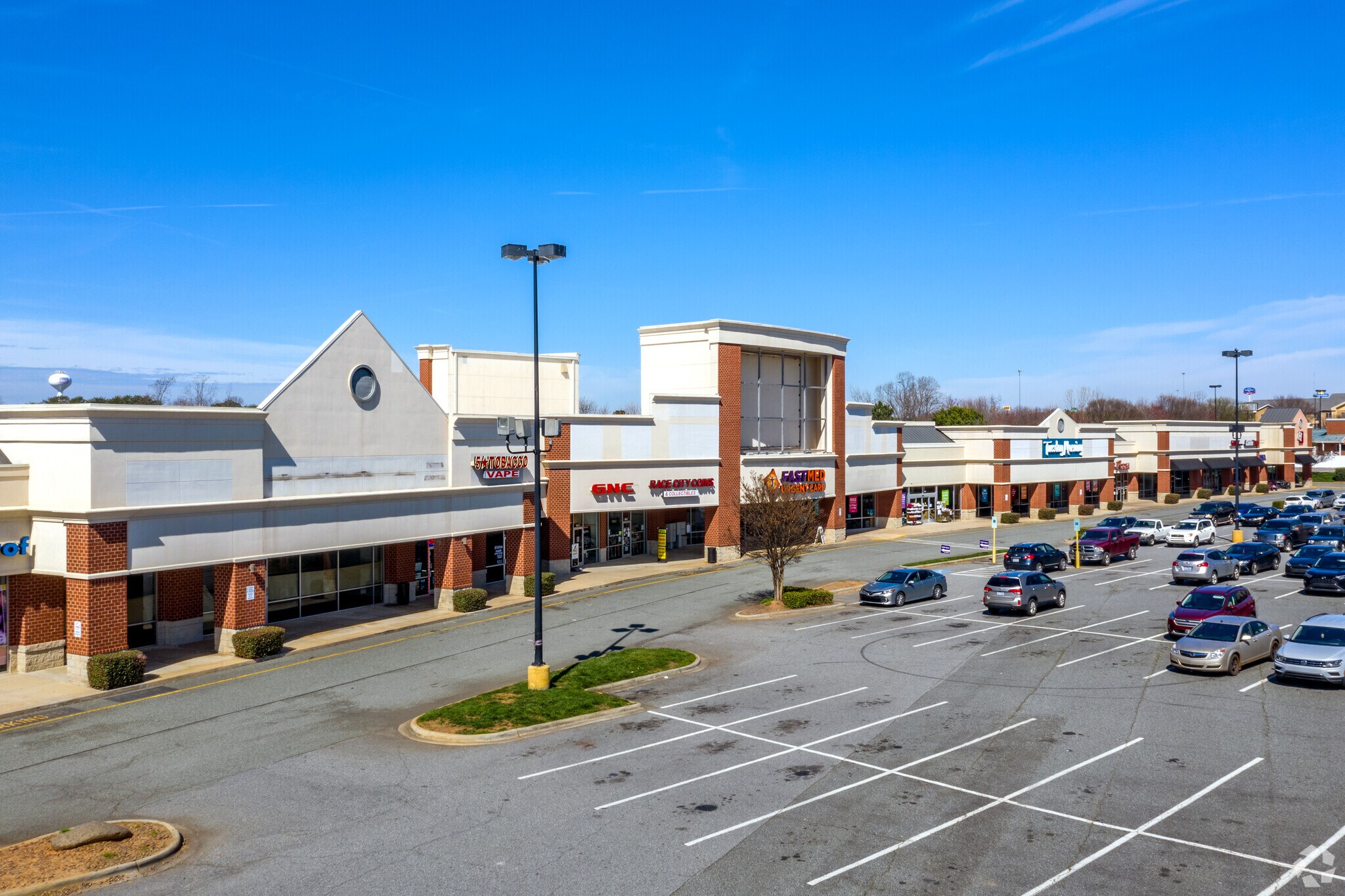 335-355 W Plaza Dr, Mooresville, NC à louer Photo du bâtiment- Image 1 de 33