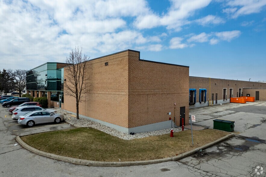 151 Superior Blvd, Mississauga, ON à louer - Photo du bâtiment - Image 2 de 7