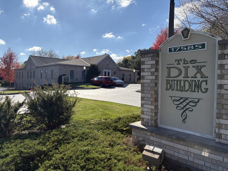 17585 W North Ave, Brookfield, WI for lease - Building Photo - Image 2 of 7