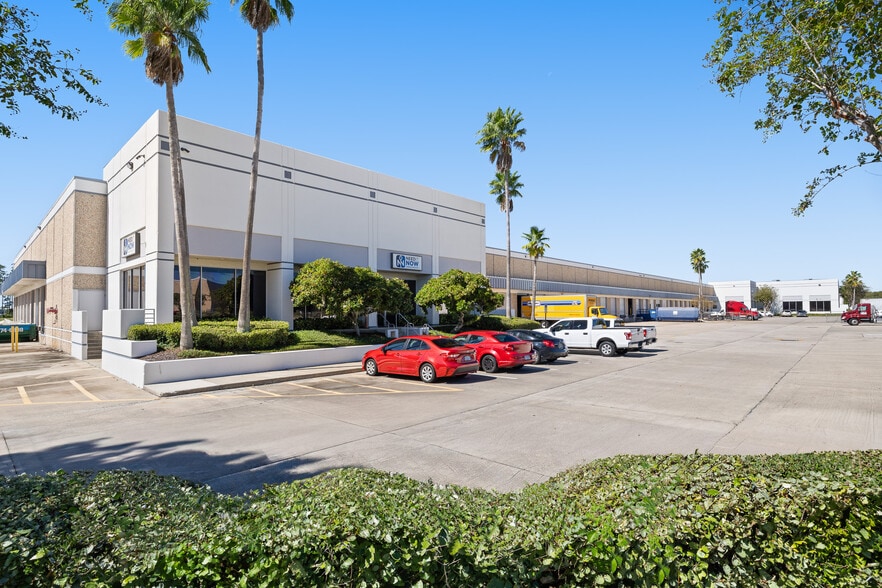 2900 Titan Row, Orlando, FL for lease - Building Photo - Image 1 of 8