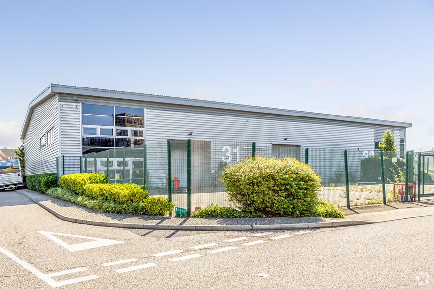 Armstrong Rd, London for lease - Primary Photo - Image 1 of 9