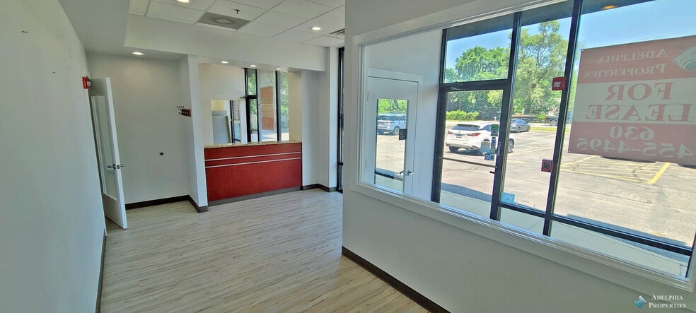 26W285 Geneva Rd, Wheaton, IL for lease - Building Photo - Image 3 of 17