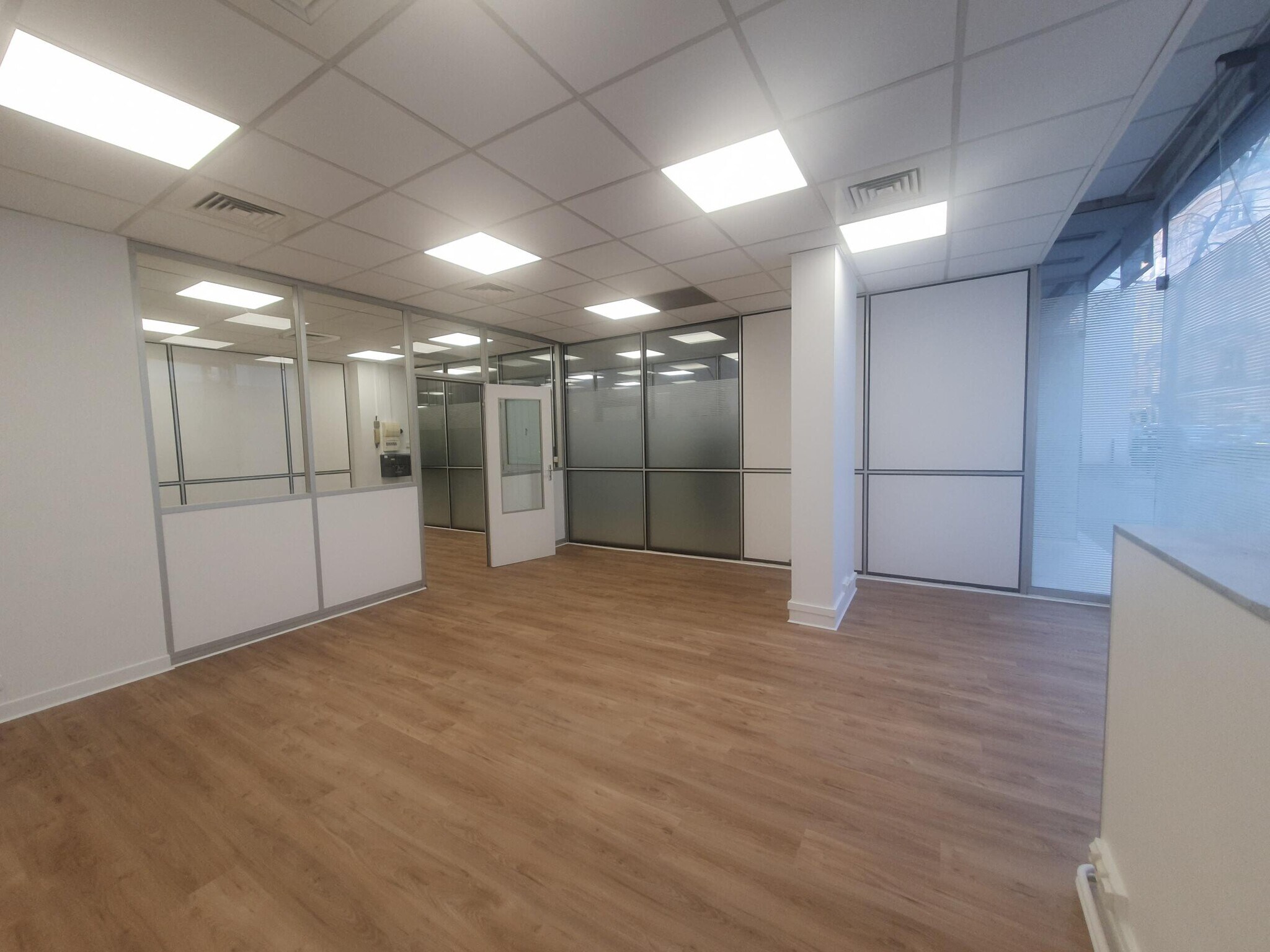 24-26 Rue Rennequin, Paris for lease Building Photo- Image 1 of 4