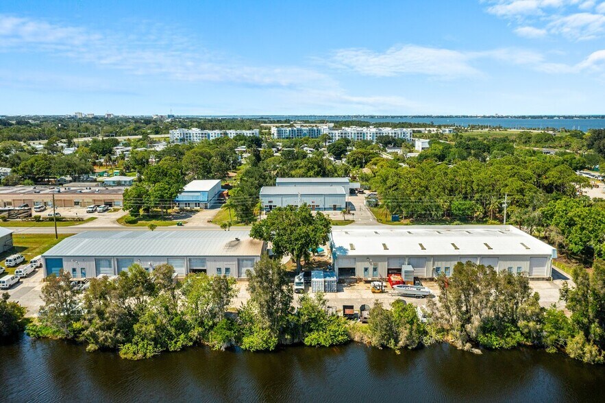 2853 Kirby Cir NE, Palm Bay, FL à louer - Photo du bâtiment - Image 3 de 9