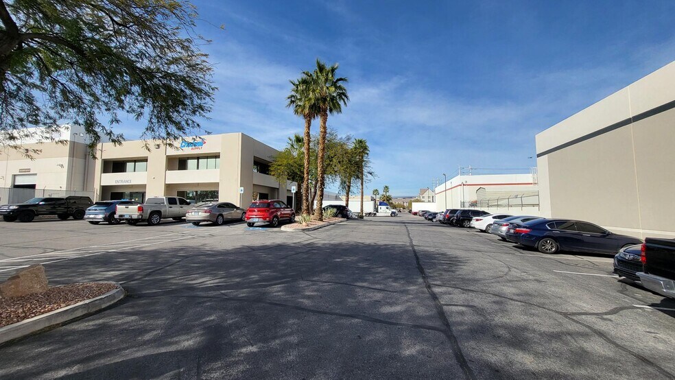 3326 Ponderosa Way, Las Vegas, NV à louer - Photo du bâtiment - Image 2 de 35