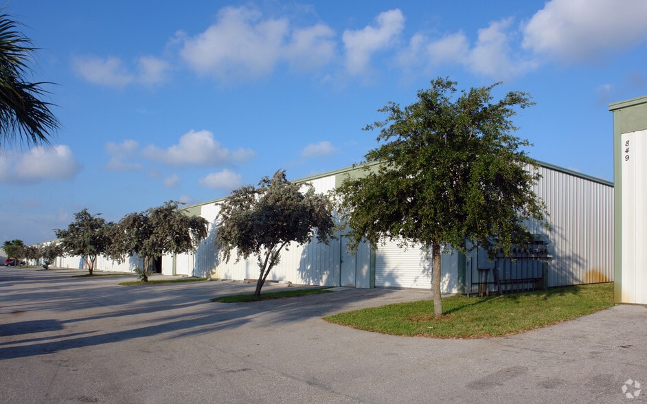 825 15th St, Lake Park, FL for lease - Building Photo - Image 3 of 32