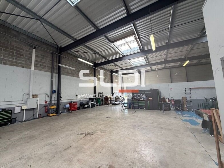 Flex in Bourgoin-Jallieu for lease - Interior Photo - Image 2 of 7